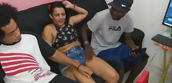  Mike Hot Grava a safada da tua esposa Danny hot dando a buceta para dois negão  dotado